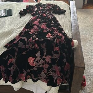 LowV-neck,velvet,floor length,highlow hem, lined,Tie waist,puffy elegant sleeves